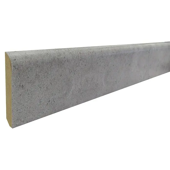 Bariperfil Rodapié Urban Concrete - 2,44 m x 10 mm x 70 mm - Bordillo gris con bordes redondeados, ideal para delimitar caminos y parterres en el jardín, asegurando un acabado limpio y ordenado.