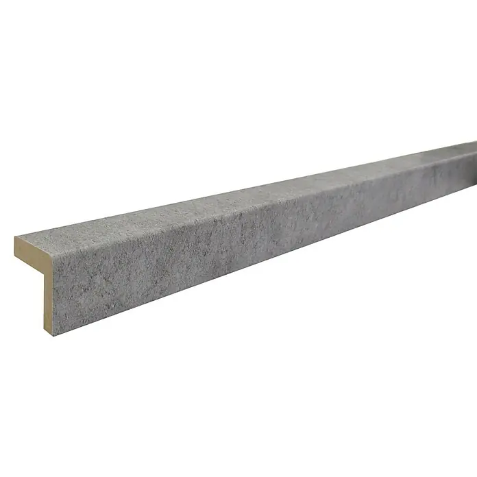 Bariperfil Perfil de acabado y remate Urban Concrete - 2,44 m x 25 mm x 30 mm - Primer plano de un solo borde con aspecto de hormigón. El material robusto y el diseño limpio lo convierten en una solución ideal.