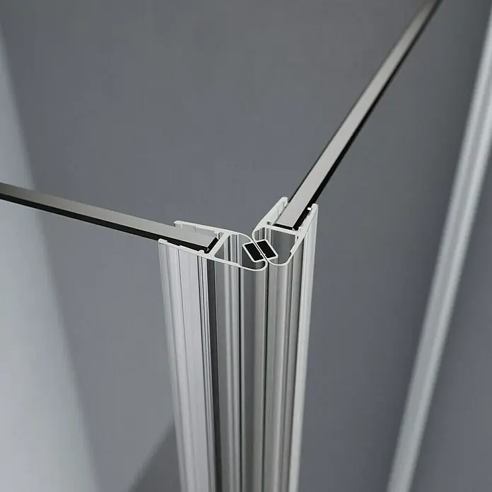 Camargue Magnetleisten-Set Vario/Air - Kunststoff, Transparent/Weiß - Detailaufnahme einer Duschkabine mit silbernen Profilen und Glas, die Funktionalität und modernes Design vereint.
