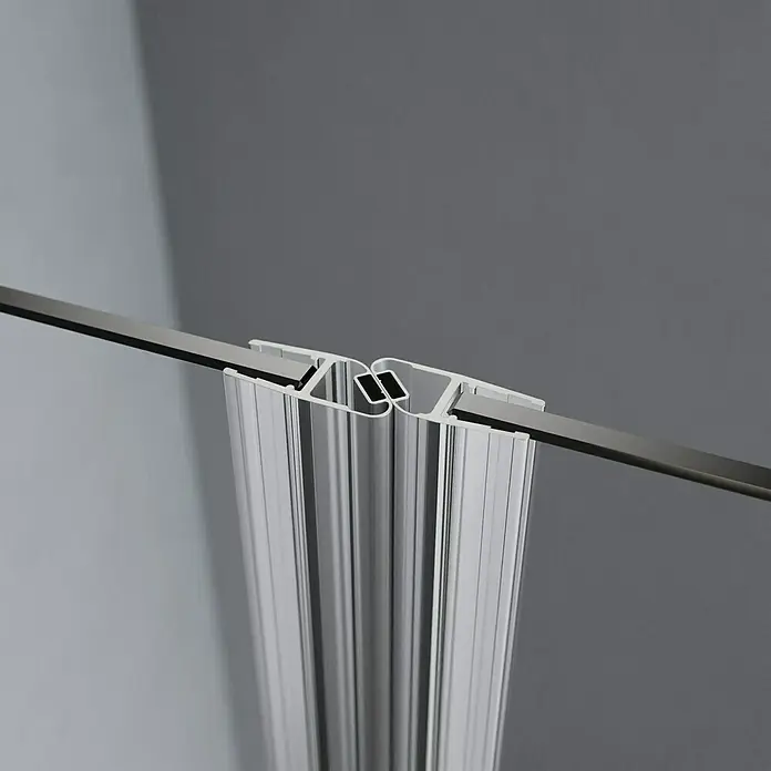 Camargue Magnetleisten-Set Vario/Air - Kunststoff, Transparent/Weiß - Detailaufnahme einer Duschkabine mit Fokus auf die Profile und Glas, die eine hochwertige Verarbeitung und modernes Design zeigen.