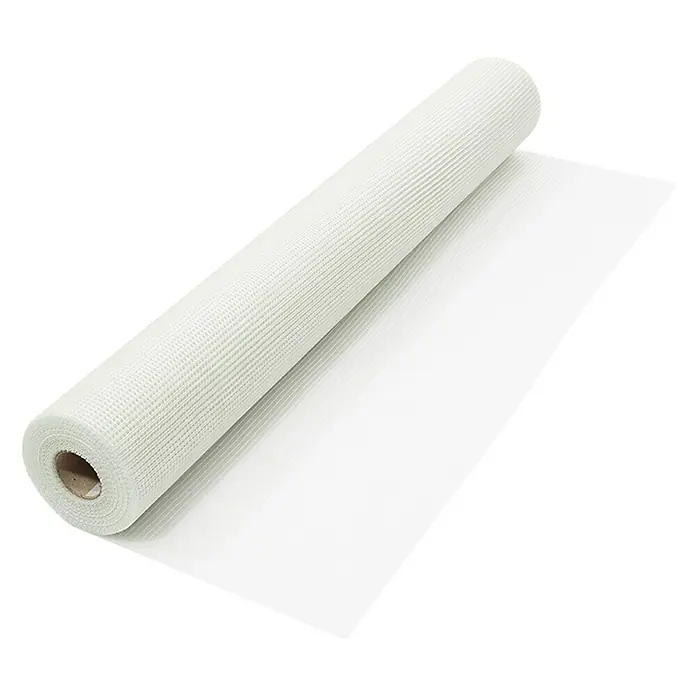Catnic Innenputzgewebe - 50 x 1 m - Nahaufnahme einer Rolle Glasfasergewebe, die auf einer schwarzen Oberfläche liegt und die Textur und das Material hervorhebt.