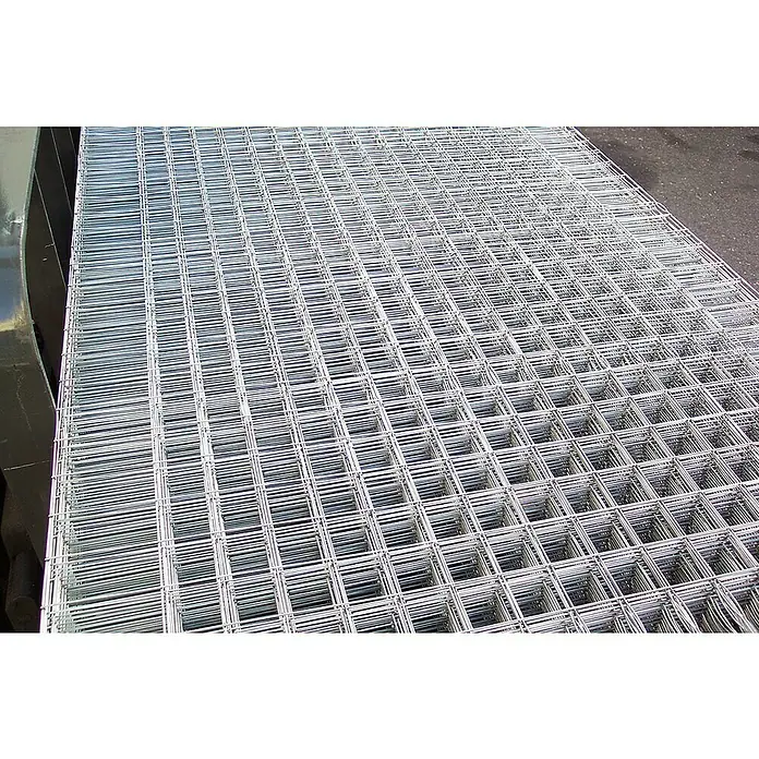 Catnic Baustahlmatte Q257 - 2,3 m x 1 m x 7 mm - Nahaufnahme eines Stapels von silbernen, quadratischen Drahtgeflechten, ideal für Bau- oder Gartenzwecke, die Stabilität und Schutz bieten.
