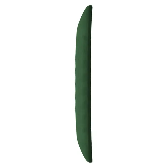 Fllow Wandpolster-Set Velvet A3 - 300 x 120 cm, Grün - Nahaufnahme einer schlanken, dunkelgrünen Gurke, ideal für frische Salate oder als knackiger Snack. Die Oberfläche ist glatt und einladend.