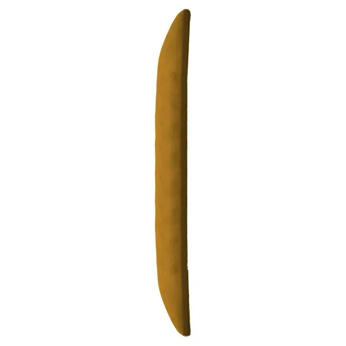Fllow Wandpolster-Set Velvet A3 - 300 x 120 cm, Ocker - Nahaufnahme eines schmalen, gebogenen Holzstücks auf schwarzem Hintergrund, das eine minimalistische und natürliche Ästhetik zeigt.