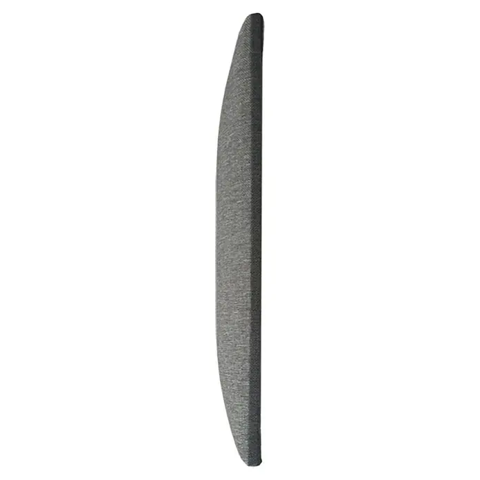 Fllow Wandpolster-Set Inari A2 - 300 x 120 cm, Grau - Nahaufnahme einer grauen, dünnen, gewölbten Soundbar vor einem schwarzen Hintergrund.
