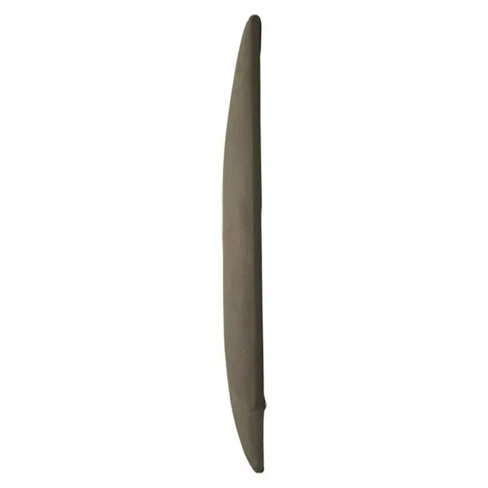 Fllow Wandpolster Velvet - Taupe, 45 x 30 cm, Ausführungseigenschaft: Links - Nahaufnahme eines Messers mit gezackter Klinge, ideal zum Schneiden von Brot oder harten Gemüsesorten, auf schwarzem Hintergrund.