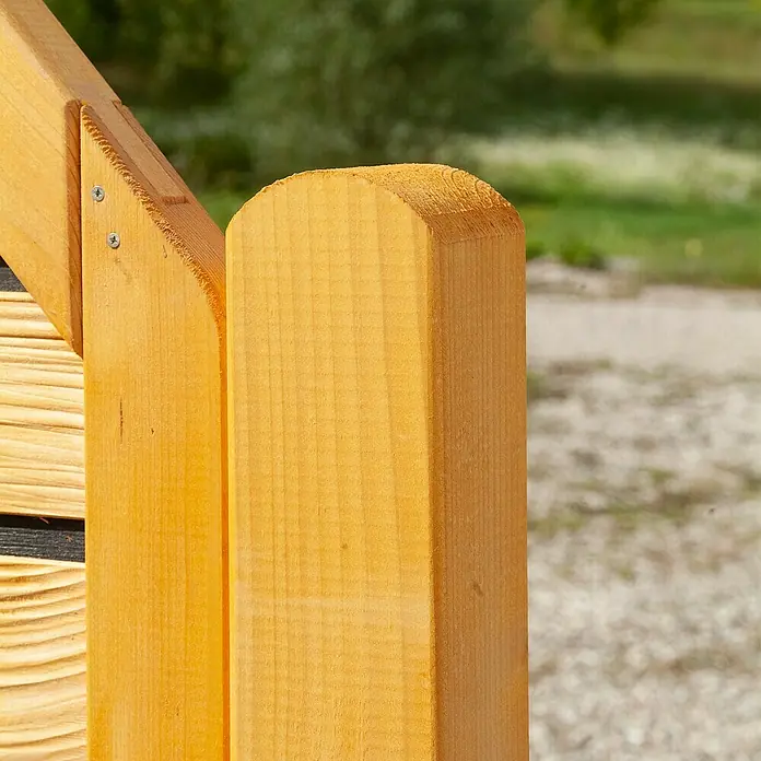 Holzpfosten Regensburg - L x B x H: 9 x 9 x 100 cm, Kiefer/Fichte - Nahaufnahme einer Holzstruktur, die die natürliche Maserung und die abgerundeten Kanten des verarbeiteten Holzes hervorhebt. Die Schrauben sind sichtbar.