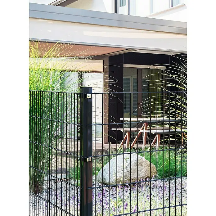 Mattenzaun Small - 200 x 103 cm, Anthrazit - Ein schwarzer Doppelstabmattenzaun umgibt einen Garten mit Steinen und Pflanzen und bietet Sicherheit und modernes Design.