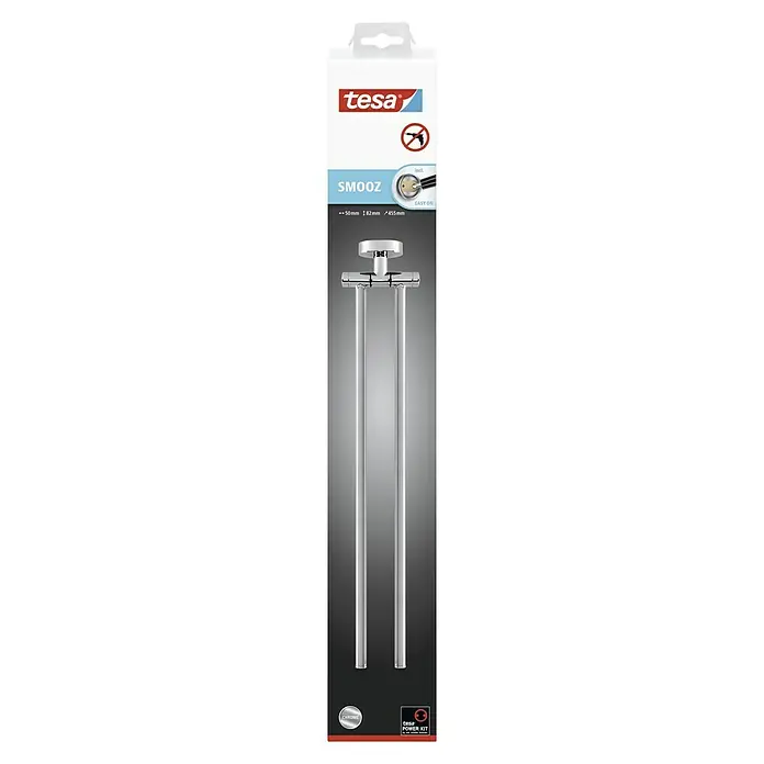 Tesa Smooz Handtuchhalter - 2-armig, Chrom, Glänzend - Das Bild zeigt eine Tesa Smooz Duschstange in Chromoptik. Die Duschstange ist in einer schmalen Verpackung abgebildet, die das Tesa-Logo zeigt.