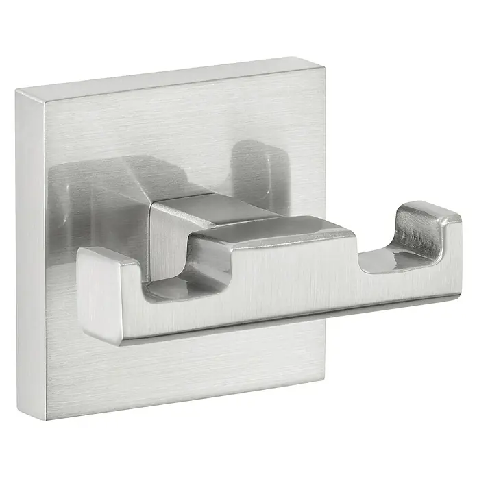 Tesa Exxclusiv Doppelhaken - Edelstahl, Glänzend - Nahaufnahme eines doppelten Bademantelhaken aus gebürstetem Nickel mit quadratischer Montageplatte vor einem schwarzen Hintergrund.