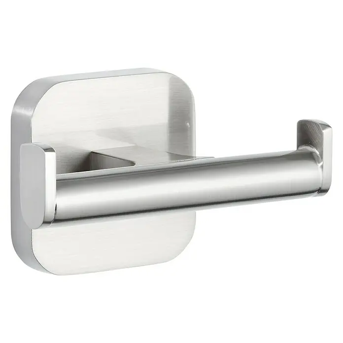 Tesa Esteetic Doppelhaken - Edelstahl, Glänzend - Nahaufnahme eines modernen, silbernen Wandhaken für Badaccessoires mit einer glatten, gebürsteten Oberfläche und abgerundeten Kanten.