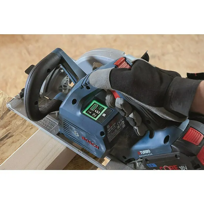 Bosch Professional AMPShare 18V Akku-Handkreissäge GKS 18V-68 GC Solo - 18 V, Ohne Akku, Durchmesser Sägeblatt: 190 mm, Leerlaufdrehzahl: 2.500 U/min - 5.000 U/min - Nahaufnahme einer Bosch Akku-Handkreissäge beim Sägen von Holz.