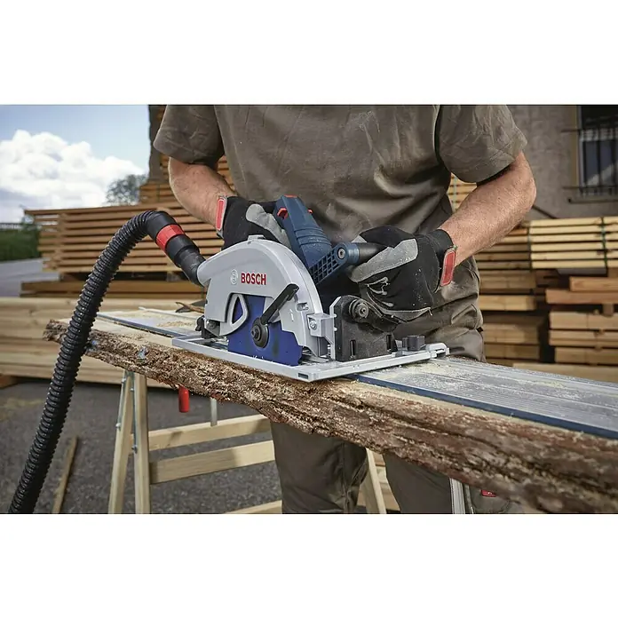 Bosch Professional AMPShare 18V Akku-Handkreissäge GKS 18V-68 GC Solo - 18 V, Ohne Akku, Durchmesser Sägeblatt: 190 mm, Leerlaufdrehzahl: 2.500 U/min - 5.000 U/min - Der Bosch Tauchkreissäge GKT 55 GCE in Aktion, präzise Schnitte durch Holz mit Staubabsaugung für sauberes Arbeiten.