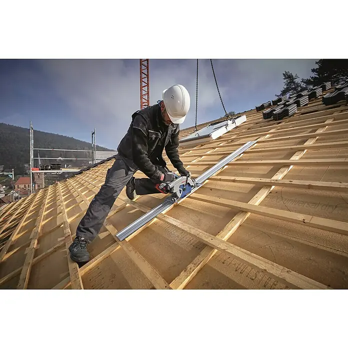 Bosch Professional AMPShare 18V Akku-Handkreissäge GKS 18V-68 GC Solo - 18 V, Ohne Akku, Durchmesser Sägeblatt: 190 mm, Leerlaufdrehzahl: 2.500 U/min - 5.000 U/min - Ein Dachdecker schneidet mit einer Bosch-Kreissäge Holz auf einem Dach, während ein Dachfenster mit einem Kran herabgelassen wird.