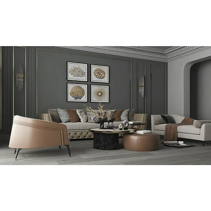 Suelo vinílico SPC Arabia - 1.220 x 180 x 5,5 mm, Gris, Resistente al agua - Elegante sala de estar con un elegante sillón beige, sofá, mesas de centro redondas y arte de pared dorado y negro.