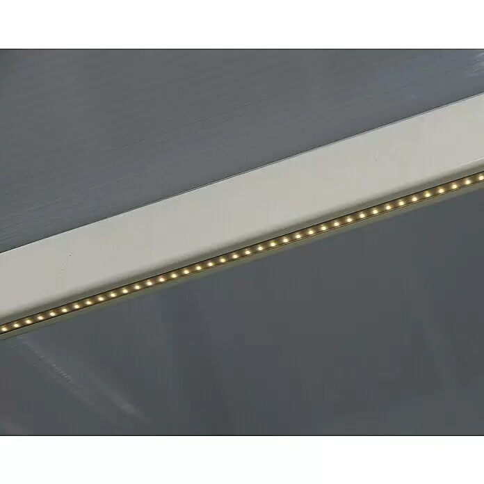 Palram – Canopia LED-Band - 25 W, Neutralweiß, Länge 2,7 m - Warme weiße LED-Lichtleiste in einem weißen Rahmen, die eine dunkelgraue, gerippte Decke beleuchtet.