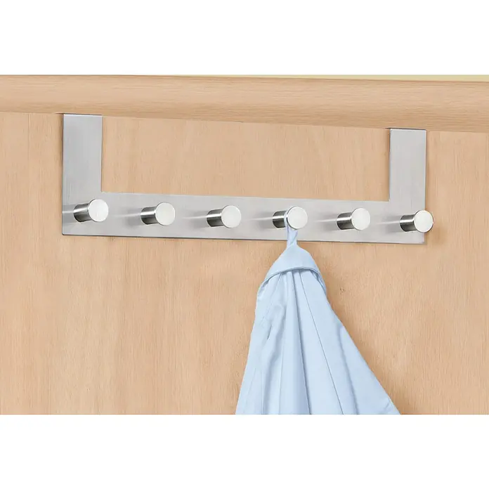 Wenko Türgarderobe Celano - Anzahl Haken: 6 Stk., Edelstahl, Silber - Silberfarbene Türgarderobe mit sechs Haken und einem hellblauen Kleidungsstück. Eine praktische Lösung für zusätzlichen Stauraum.