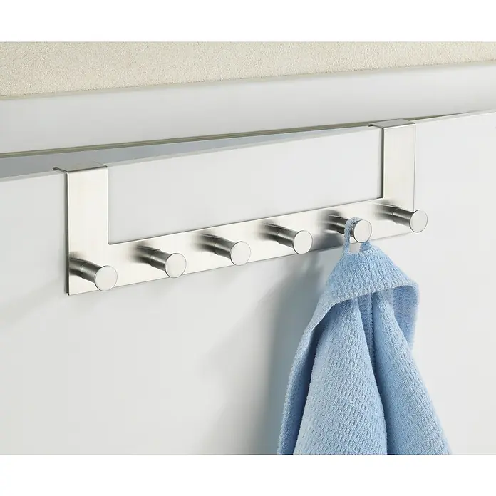 Wenko Türgarderobe Celano - Anzahl Haken: 6 Stk., Edelstahl, Silber - Eine Türgarderobe aus Metall mit sechs Haken, an einem hängt ein hellblaues Handtuch. Praktische Lösung für zusätzlichen Stauraum.