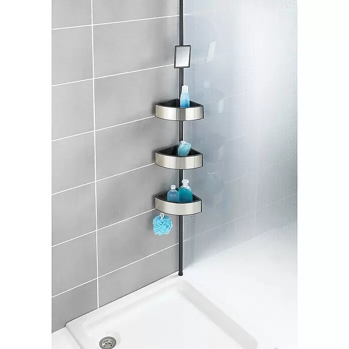 Wenko Teleskop-Eckregal Premium Big Black - Höhenverstellung: 70 cm - 260 cm, 3-stöckig, Edelstahl/Schwarz - Eck-Duschregal mit Spiegel, drei Ablagen aus gebürstetem Metall & schwarzem Kunststoff, mit blauen Flaschen & Luffa in einer Dusche.