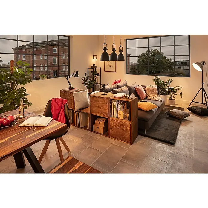 SCHÖNER WOHNEN-Farbe Wandfarbe Polarweiß - Weiß, Matt, 25 l, Konservierungsmittelfrei - Wohnzimmer mit Holztisch und modularem Regalsystem aus Holzkisten, das als Raumteiler und Couchtisch dient.