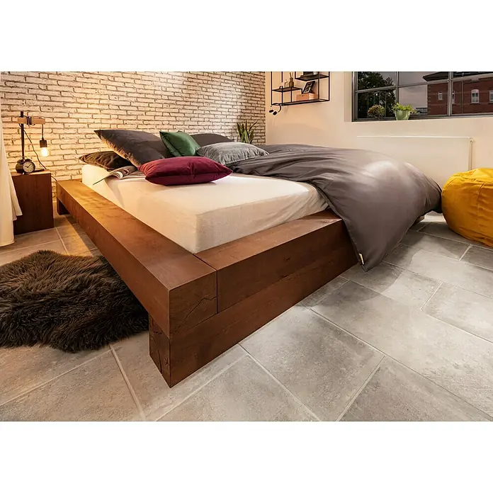 Eglo Townshend Tischleuchte - 10 W, L x B x H: 17,5 x 15,5 x 50 cm, Schwarz, Braun, E27 - Einladendes Schlafzimmer mit einem stilvollen, erhöhten Holzbett, das durch seine robuste Bauweise und natürliche Ausstrahlung besticht.