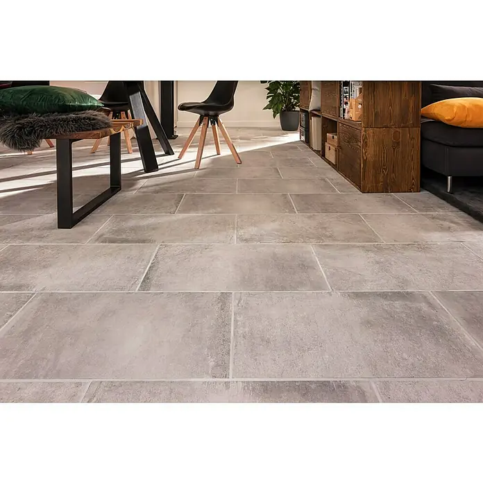 Feinsteinzeugfliese Urban Beton - 30 x 60,4 cm, Grau, Matt - Einladender Raum mit elegantem Bodenbelag in Steinoptik, der eine warme und stilvolle Atmosphäre schafft. Perfekt für modernes Wohnen.