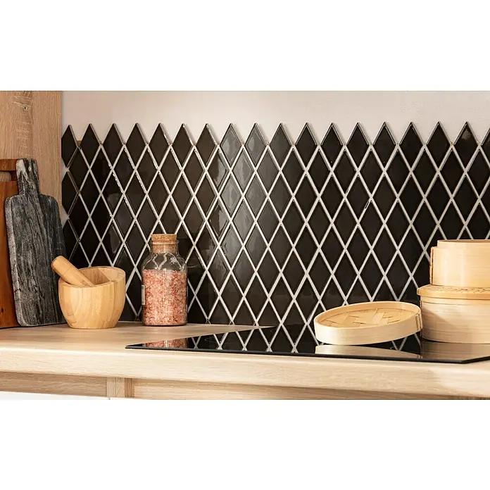 Mosaikfliese Diamant DS B08S - 26,6 x 30,75 cm, Schwarz, Glänzend - Küchenstillleben mit Schneidebrettern, Mörser, Gewürzglas und Bambusdämpfern vor schwarzem Fliesenspiegel.