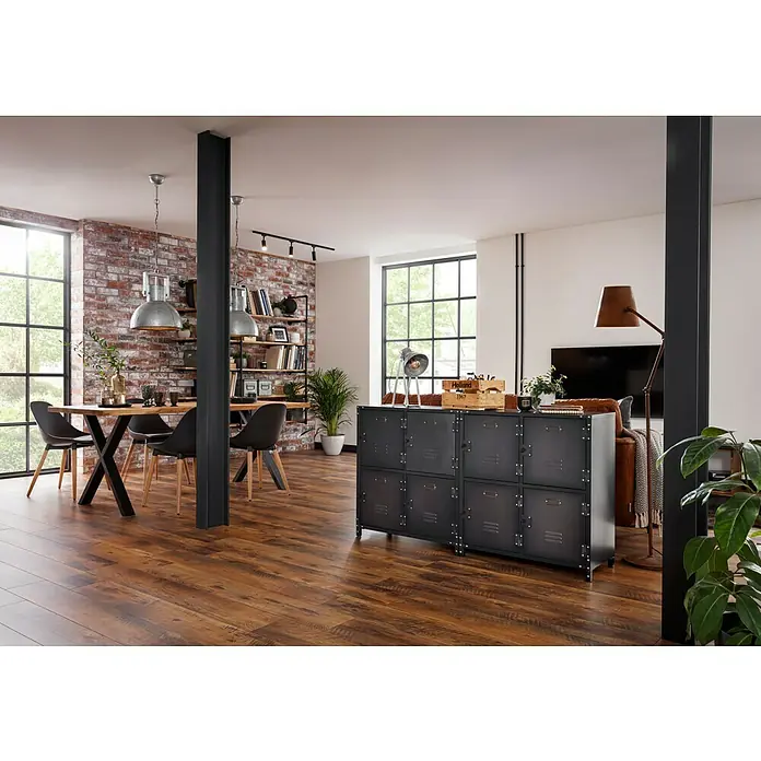swingcolor Wandfarbe SIMPLYGreige - Nr. 08, 2,5 l - Einrichtungsidee mit rustikalen Metallschränken im Industriedesign, die als Raumteiler dienen und Stauraum bieten. Die dunklen Akzente ergänzen den Raum.
