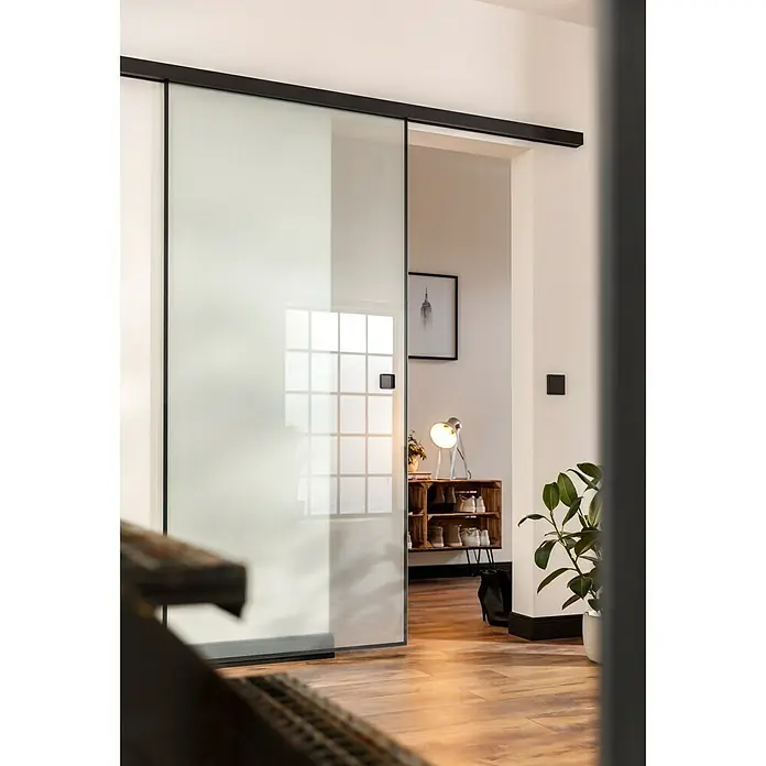 swingcolor Wandfarbe SIMPLYGreige - Nr. 08, 2,5 l - Zeitgenössische Inneneinrichtung mit einer eleganten Glasschiebetür mit schwarzem Rahmen, die einen stilvollen Übergang zwischen den Räumen schafft.