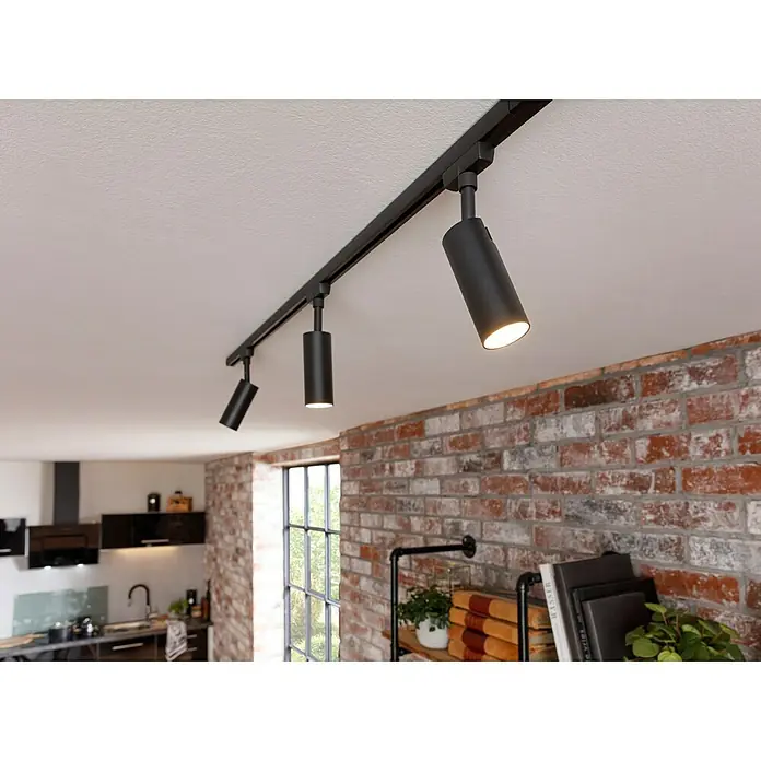swingcolor Farbtester SIMPLY Wohnraumfarbe - Greige - Nr. 08, Matt, 50 ml - Moderne schwarze Schienenstrahler an der Decke beleuchten den Raum. Die Spots sind zylinderförmig und geben warmes Licht ab.