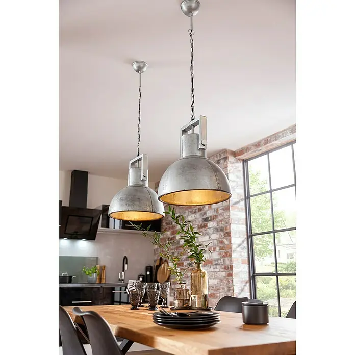 swingcolor Wandfarbe SIMPLYGreige - Nr. 08, 2,5 l - Zwei industrielle Hängelampen aus Metall mit Kettenaufhängung über einem Holztisch in einer modernen Küche.