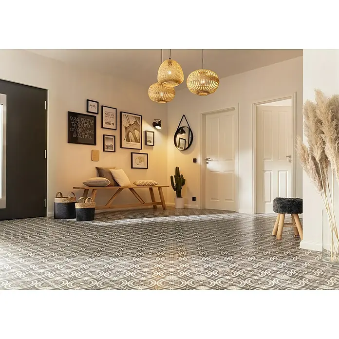 swingcolor Soft Colors Wandfarbe - Cotton, Matt, 5 l - Helle Diele mit dekorativem Bodenmuster, einer Holzbank und hängenden Lampen, die eine einladende Atmosphäre schaffen.