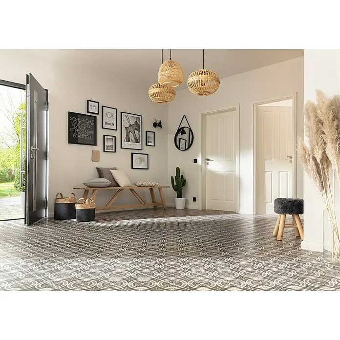 Kilsgaard Türzarge profiliert - 860 x 1.985 mm, Wandstärke: 100 mm, DIN Anschlag: Links, Weiß lackiert, ähnlich RAL 9010 - Einladender Flur mit gemusterten Fliesen, Holzbänken, Körben und dekorativer Beleuchtung für einen stilvollen Eingangsbereich.