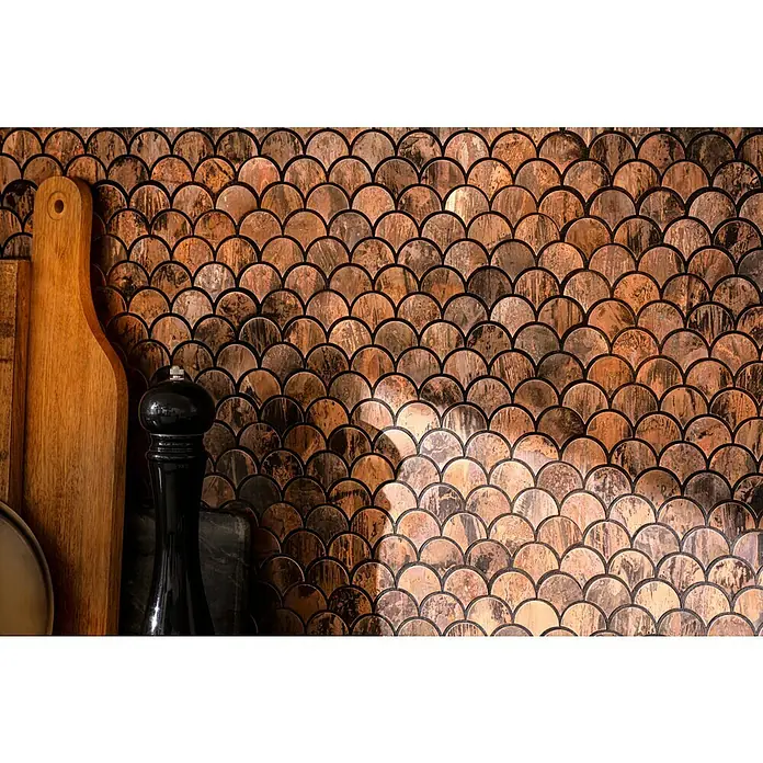 Mosaikfliese Fächer XK FS 46 - 28,3 x 29,2 cm, Kupfer, Matt - Nahaufnahme von kupferfarbenen Mosaikfliesen im Fischschuppenmuster mit Schneidebrett und Pfeffermühle, die eine elegante Küchenatmosphäre schaffen.