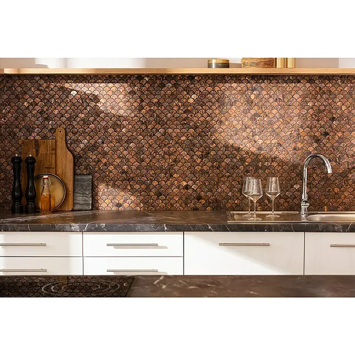Mosaikfliese Fächer XK FS 46 - 28,3 x 29,2 cm, Kupfer, Matt - Küchenrückwand mit schuppenförmigen, bronzefarbenen Mosaikfliesen, die eine warme und elegante Atmosphäre in der Küche schaffen.