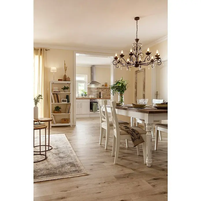Zierprofil Modern K 130 - 200 x 9,5 x 9,5 cm, Extrudiertes Polystyrol (XPS) - Elegantes Esszimmer mit rustikalem Esstisch, weißen Stühlen und einem dekorativen Kronleuchter. Die Einrichtung strahlt Wärme und Gemütlichkeit aus.
