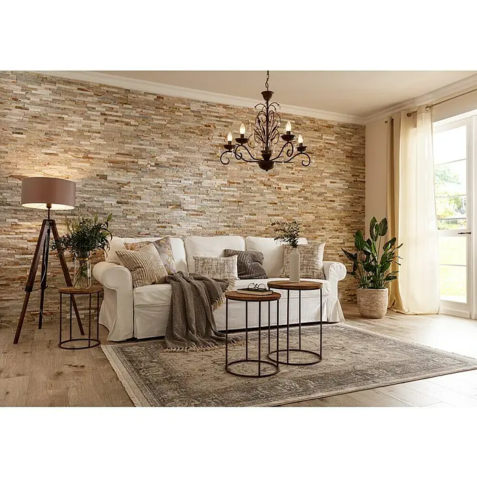 Zierprofil Modern K 130 - 200 x 9,5 x 9,5 cm, Extrudiertes Polystyrol (XPS) - Elegantes Wohnzimmer mit einer markanten braunen Kronleuchter, die über einem stilvollen weißen Sofa hängt, ergänzt durch eine dekorative Steinwand.