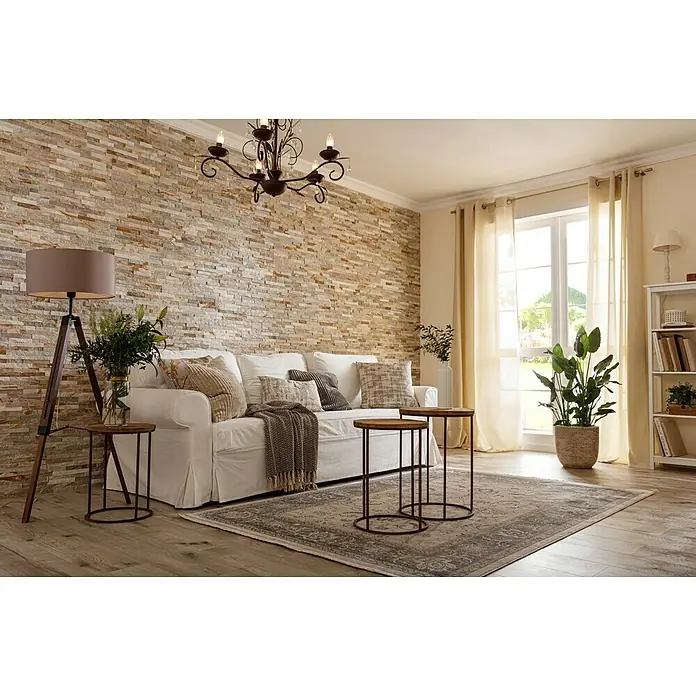 Zierprofil Modern K 130 - 200 x 9,5 x 9,5 cm, Extrudiertes Polystyrol (XPS) - Wohnzimmer mit weißem Sofa, Couchtisch und Steinwand. Die Dekoration und das Licht sorgen für eine gemütliche Atmosphäre.