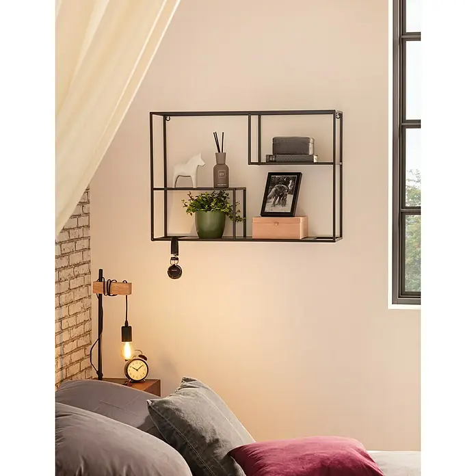 SCHÖNER WOHNEN-Farbe Wandfarbe Polarweiß - Weiß, Matt, 1 l, Konservierungsmittelfrei - Wandregal mit Dekoartikeln, darunter eine Pflanze und eine Pferdefigur, dient als Blickfang im Raum. Die Lampe spendet warmes Licht.