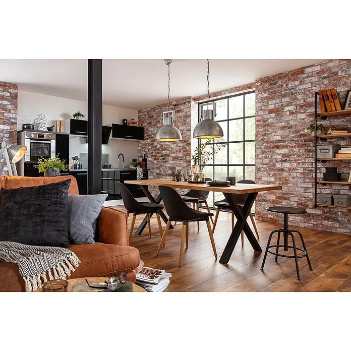 Pur Iternal Black Edition Tischplatte Vintage - Eiche, 200 x 80 x 4 cm - Esszimmer mit großem Holztisch, schwarzen Stühlen und industriellen Hängelampen. Die Ziegelwand und der Holzboden verleihen Wärme.