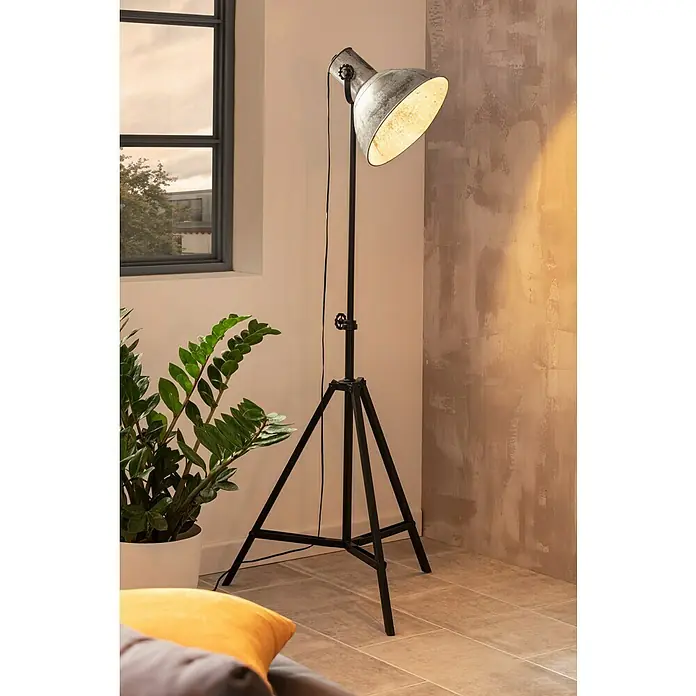 SCHÖNER WOHNEN-Farbe Trendstruktur Effektspachtel Loft-Optik - Grau, 4 kg, Matt - Diese Nahaufnahme zeigt eine moderne Stehlampe mit Stativfuß, die ein warmes Licht in einem stilvollen Wohnraum verbreitet.