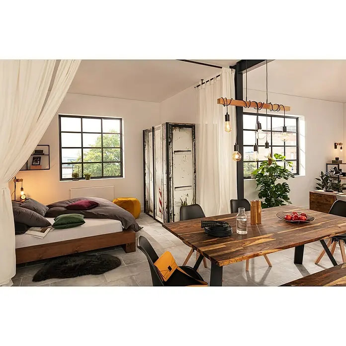 SCHÖNER WOHNEN-Farbe Wandfarbe Polarweiß - Weiß, Matt, 1 l, Konservierungsmittelfrei - Gemütliches Zimmer mit einem Holztisch, Stühlen, einer Lampe und einem Bett.