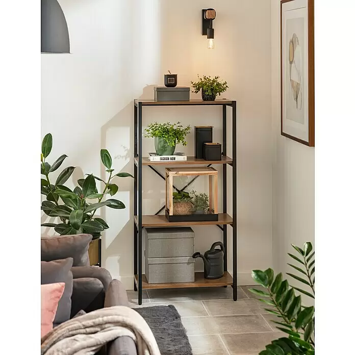 Eglo Townshend Wandleuchte - 10 W, L x B x H: 19 x 6,5 x 21,5 cm, Schwarz, Braun, E27 - Vierstöckiges Regal im Industriestil mit dunklem Metallgestell und hellen Holzablagen, mit Pflanzen und Deko in einem Wohnzimmer.