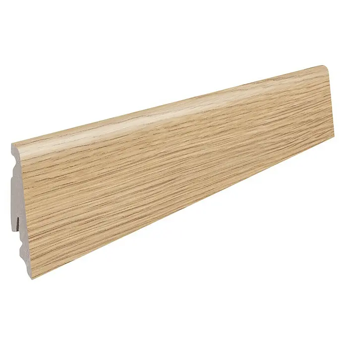 Living by Haro Sockelleiste Eiche Portland Puro / Eiche Sahara - 220 cm x 19 mm x 58 mm, MDF - Eine Leiste aus hellem Holz, die zur Verkleidung von Wänden oder Böden verwendet wird, um einen sauberen Übergang zu schaffen.