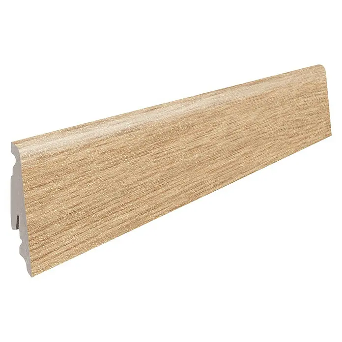 Living by Haro Sockelleiste Eiche Engadin / Steineiche - 220 cm x 19 mm x 58 mm, MDF - Ein detailliertes Bild einer hellbraunen Holzfußleiste, ideal für die Inneneinrichtung und Bodenabschlüsse. Sie bietet einen sauberen Übergang.