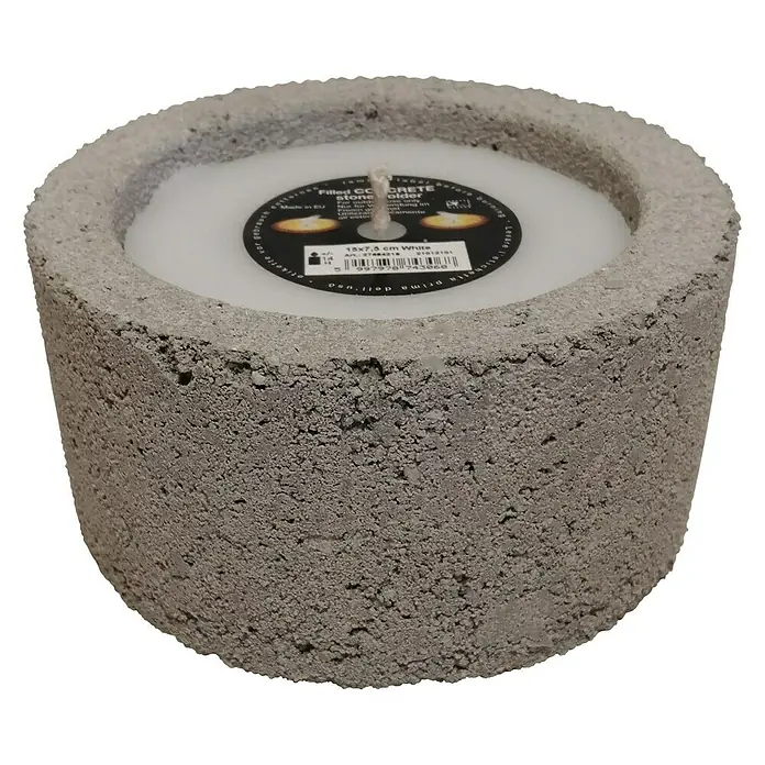 Outdoor-Kerze Beton - Ø x H: 15 x 7,5 cm, Weiß - Nahaufnahme einer grauen, zylindrischen Betonkerze mit einer weißen Kerze im Inneren vor einem schwarzen Hintergrund.