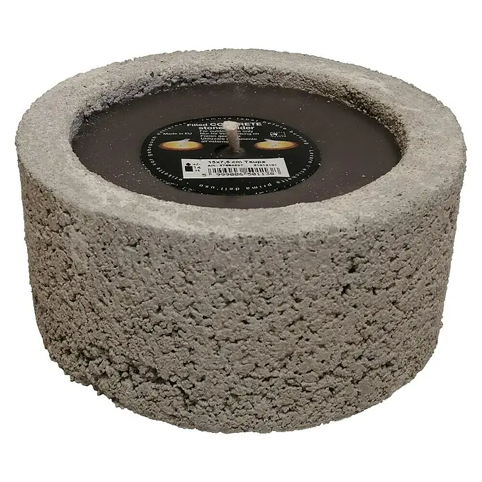 Outdoor-Kerze Beton - Ø x H: 15 x 7,5 cm, Taupe - Nahaufnahme einer grauen Betonkerze mit einem weißen Docht in einem zylindrischen Gefäß mit einer schwarzen Kerzenfüllung.