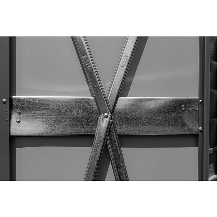 Spacemaker Geräteschrank 4x7 - Außenbreite inkl. Dachüberstand: 124 cm, Außentiefe inkl. Dachüberstand: 203 cm, Stahl, Grau - Nahaufnahme einer stabilen Metallrahmenkonstruktion mit diagonalen Verstrebungen, die für Festigkeit und Halt sorgen.