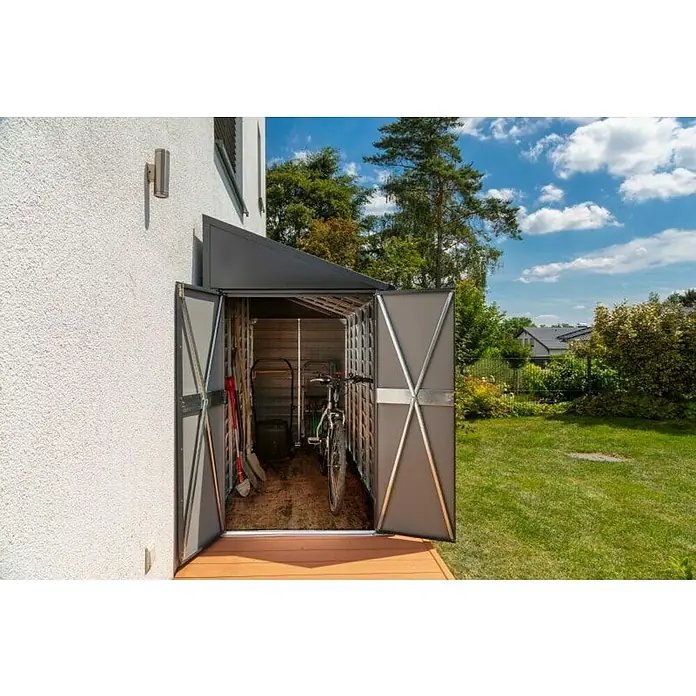 Spacemaker Geräteschrank 4x7 - Außenbreite inkl. Dachüberstand: 124 cm, Außentiefe inkl. Dachüberstand: 203 cm, Stahl, Grau - Geräumiger Gerätehausanbau aus Metall mit geöffneten Türen, ideal für Fahrräder und Gartengeräte, angrenzend an ein weißes Gebäude.