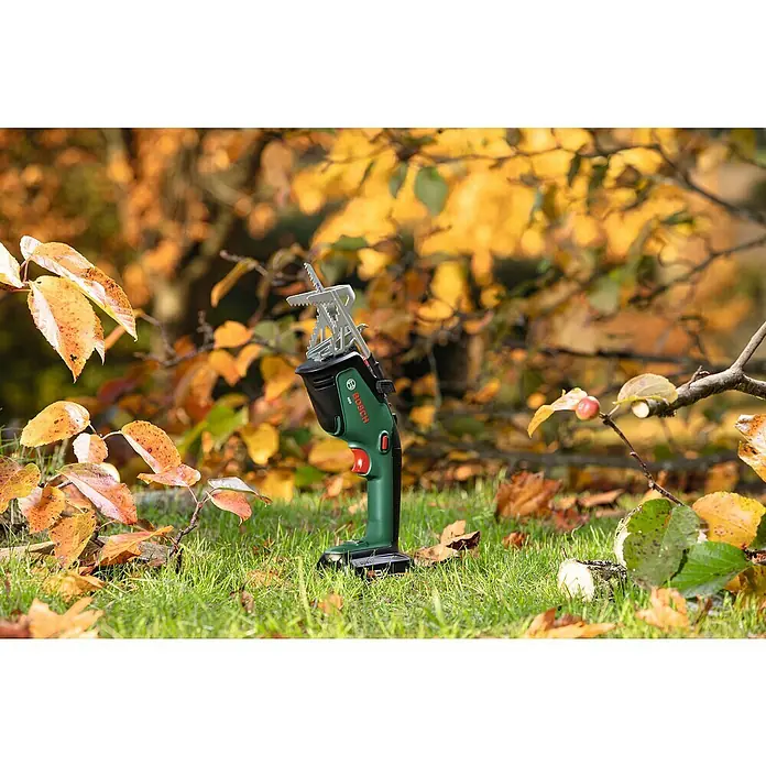 Bosch Power for All 18V Gartensäge Keo - 18 V, Li-Ionen, 1 Akku - Akkubetriebene Bosch Astsäge für müheloses Beschneiden von Ästen und Sträuchern im Garten, umgeben von herbstlichem Laub.